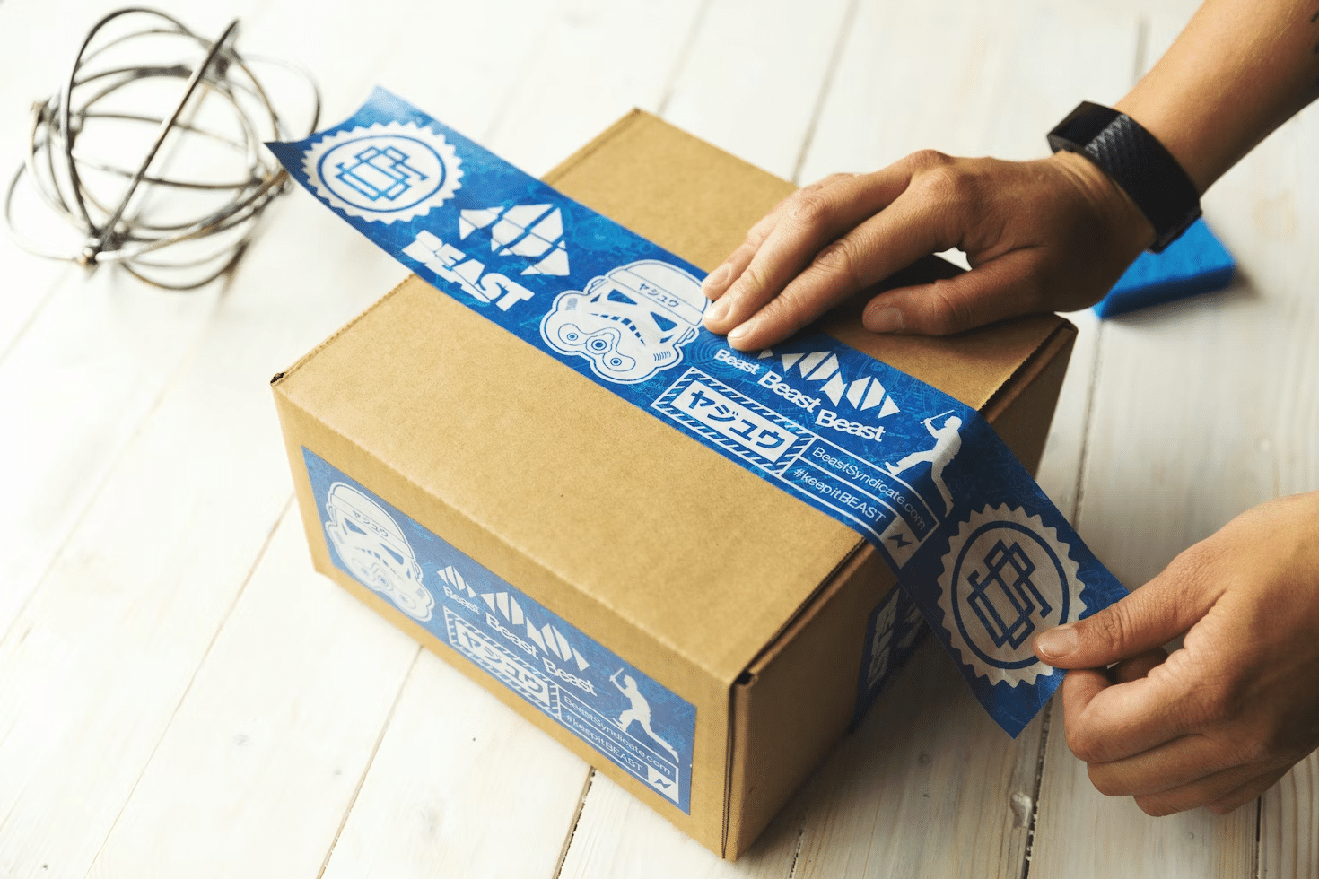 Mengemas produk menggunakan box karton dan stiker brand