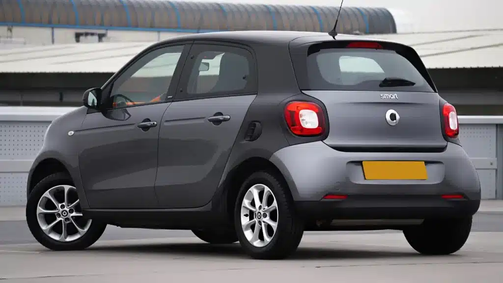 perbedaan mobil hatchback dan sedan

