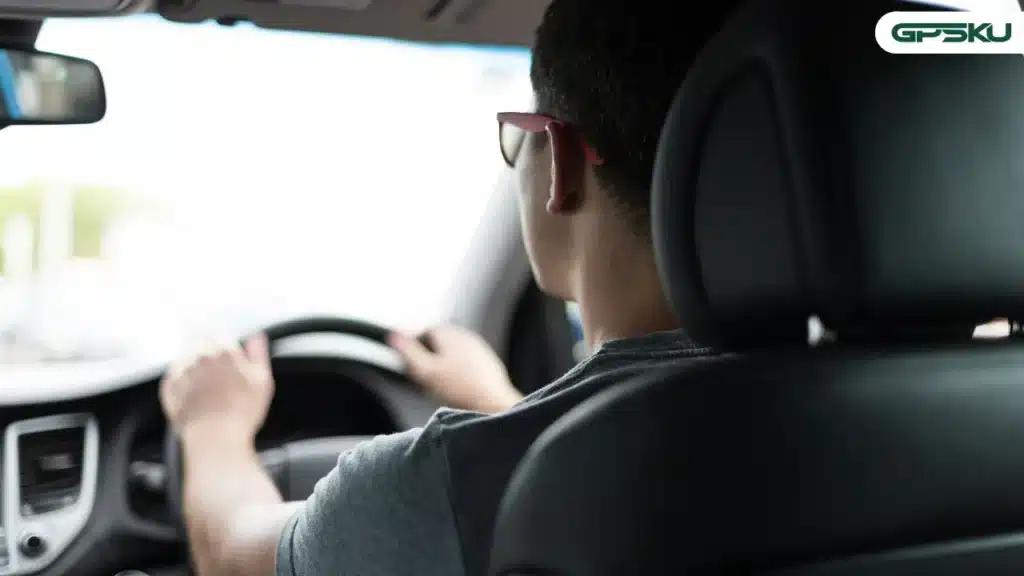 Salah satu tugas fleet management yang sangat vital dalam perusahaan travel dan wisata adalah pemantauan unit armada secara langsung. Melalui platform ini, Anda bakal mendapat informasi secara update terkait lokasi kendaraan, kecepatan, hingga durasi mesin menyala dalam hitungan detik saja. 
Informasi ini memudahkan Anda mengawasi kepatuhan pengemudi terhadap rute serta kecepatan, menjadwalkan servis kendaraan secara akurat, melacak kebiasaan yang berpotensi memboroskan BBM serta menindaklanjuti dugaan pencurian BBM. 
5. Mengontrol Perilaku Pengemudi dan Menjaga Kepuasan Pelanggan
